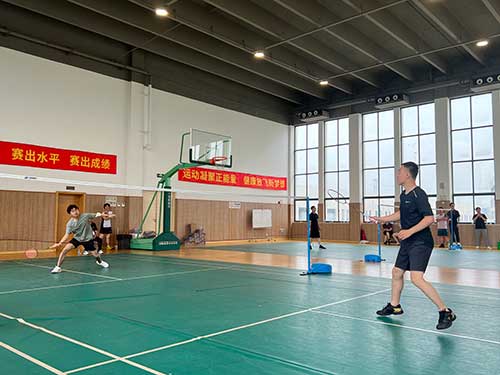 上海Ag庄闲集团成功举办2023年重固镇职工羽毛球比赛(图3)