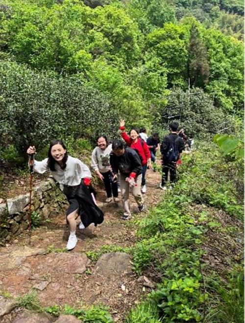 【登山望湖 走进春天】上海Ag庄闲集团开展2024年山野徒步活动(图3)