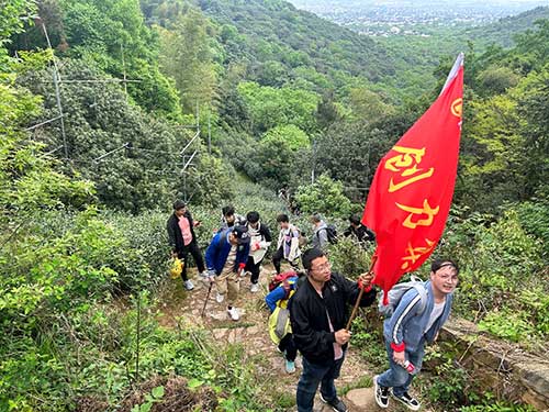 【登山望湖 走进春天】上海Ag庄闲集团开展2024年山野徒步活动(图5)