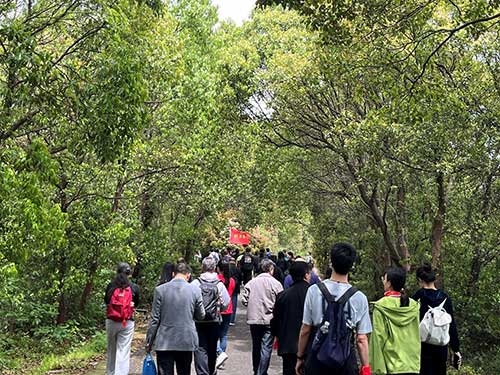 【登山望湖 走进春天】上海Ag庄闲集团开展2024年山野徒步活动(图4)