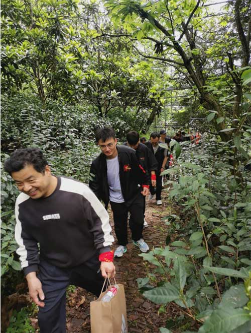【登山望湖 走进春天】上海Ag庄闲集团开展2024年山野徒步活动(图2)