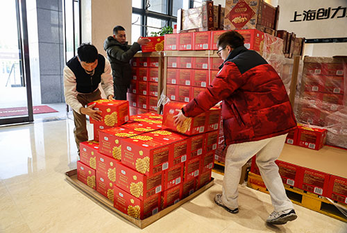  共度美好新春！上海Ag庄闲集团为全体员工发放年货大礼包(图2)